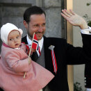 Kronprins Haakon med Prinsesse Ingrid Alexandra på armen (Foto: Jarl Fr. Erichsen / Scanpix).